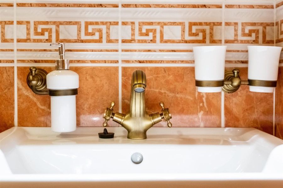 Eigenes Bad mit Dusche und Bidet