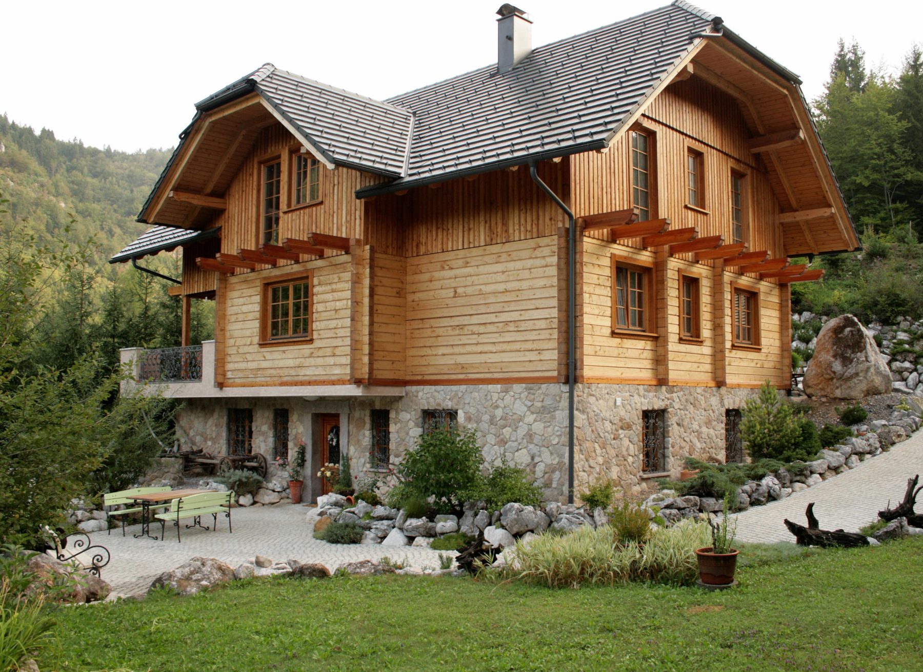 The timber house Pod Skalco with its garden and rockery in Kočna